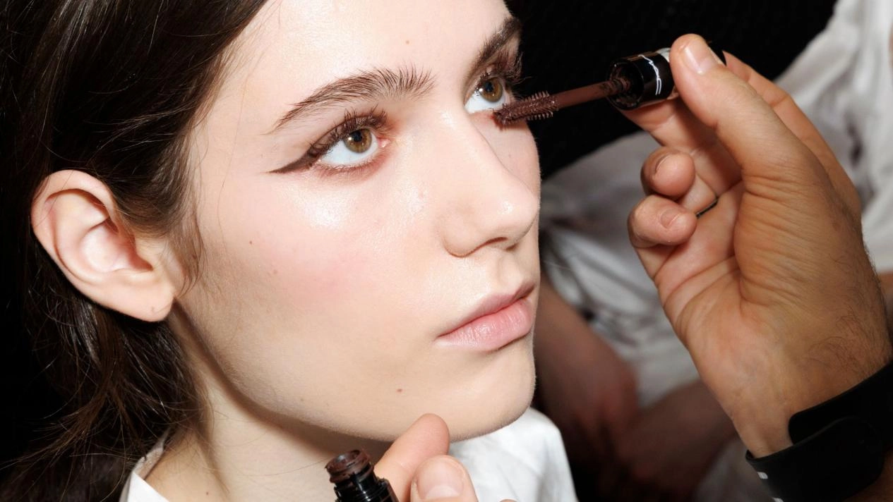 Create a perfect eye makeup look with a brown mascara