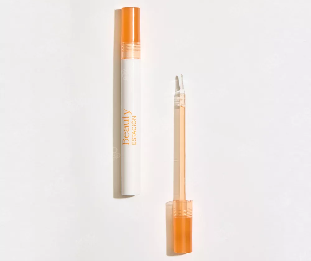 Moisturizing lip oil