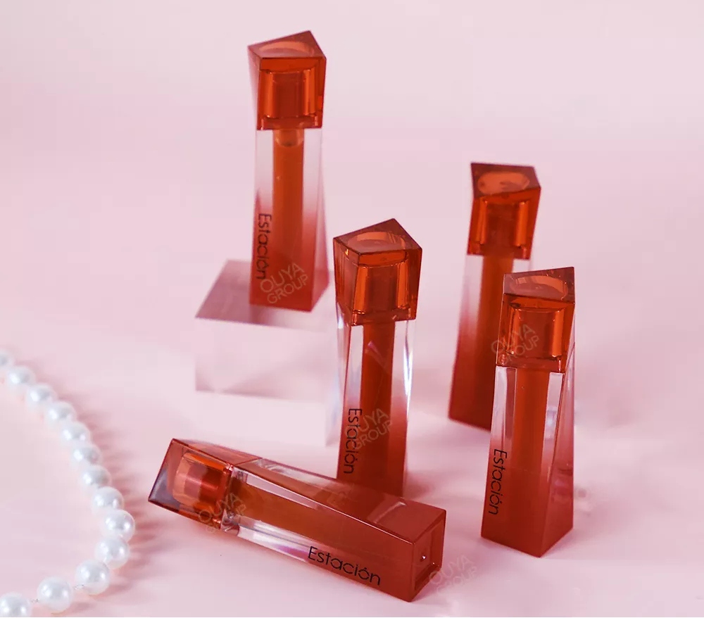 OUYA’s Water Lip Glaze In Beautiful Skirt Shape