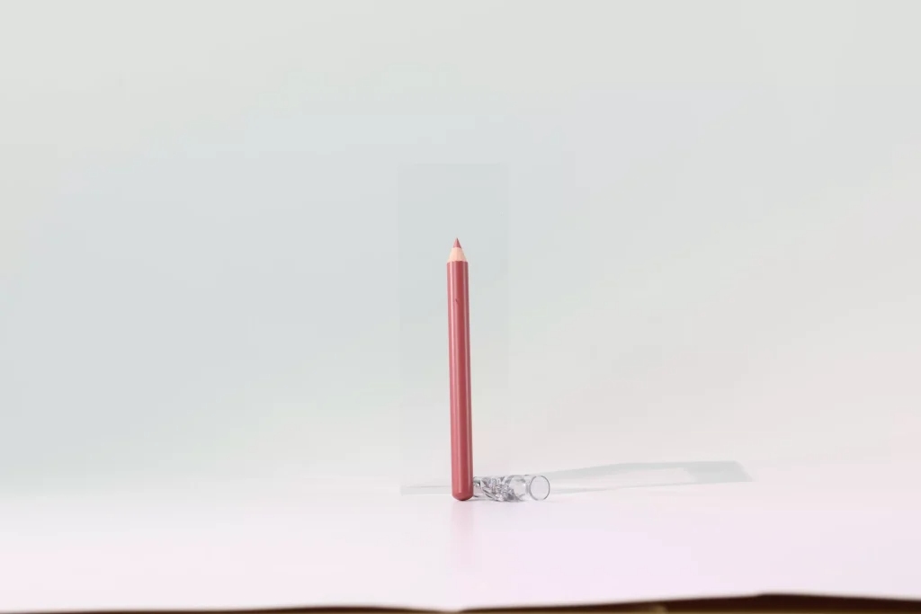 Long-lasting lip liner